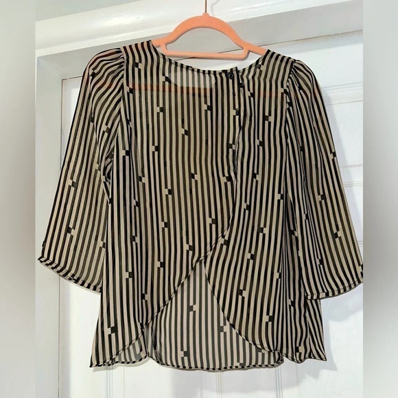 DV by Dolce Vita Sheer Blouse with open Back - Picture 6 of 9